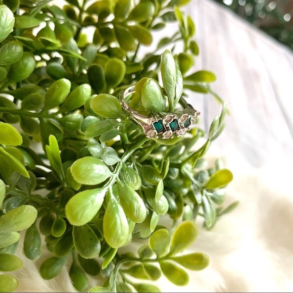 Avon Silver and Rhinestone Ring - Picture 3 of 6